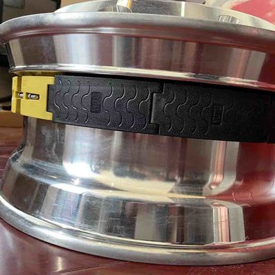 Polyuretanowa płaszczyzna biegowa zawiera układ bezpieczeństwa umożliwiający bezpieczne i płynne prowadzenie pojazdu